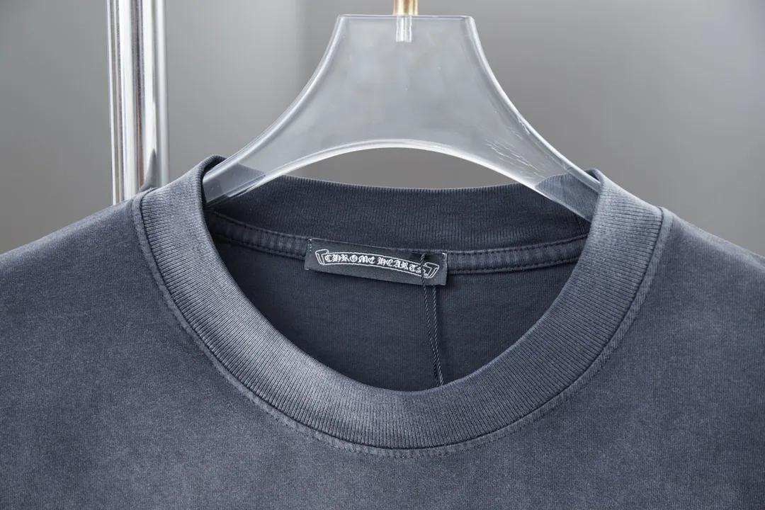 🅿️220 Ch*ome Hearte 25SS early spring new style, short-sleeved Croix heart diamonds, light luxury, essential item for daily commuting for men and women, correct version, comparison welcome, detailed features · 280g 100% pure cotton double yarn jersey fabric · Custom dyed in the same vat, special thickened 32 pieces double-stranded 1X1 thread · Imported Australian matte pearlescent diamonds ➕ thick letter logo · Ready-made garments made of piece dyeing Then do the faded fried snowflake process, then wash it to make it look old · General washing to improve the effect · Double needle stitching and cross-stitch process · Original main mark, washed tag, brand moisture-proof paper packaging Color: black/white Size: S/M/L/XL